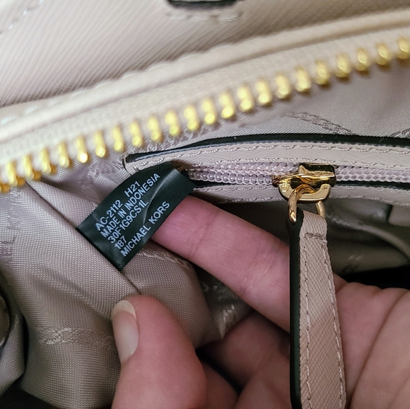 MICHAEL KORS Cleo Small Saffiano Leather Satchel - Picture 10 of 11